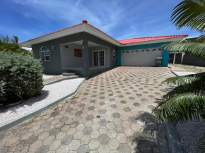 Villa Vivamus Curacao - Spacious 3-bedroom Villa with Pool and Gourmet Kitchen